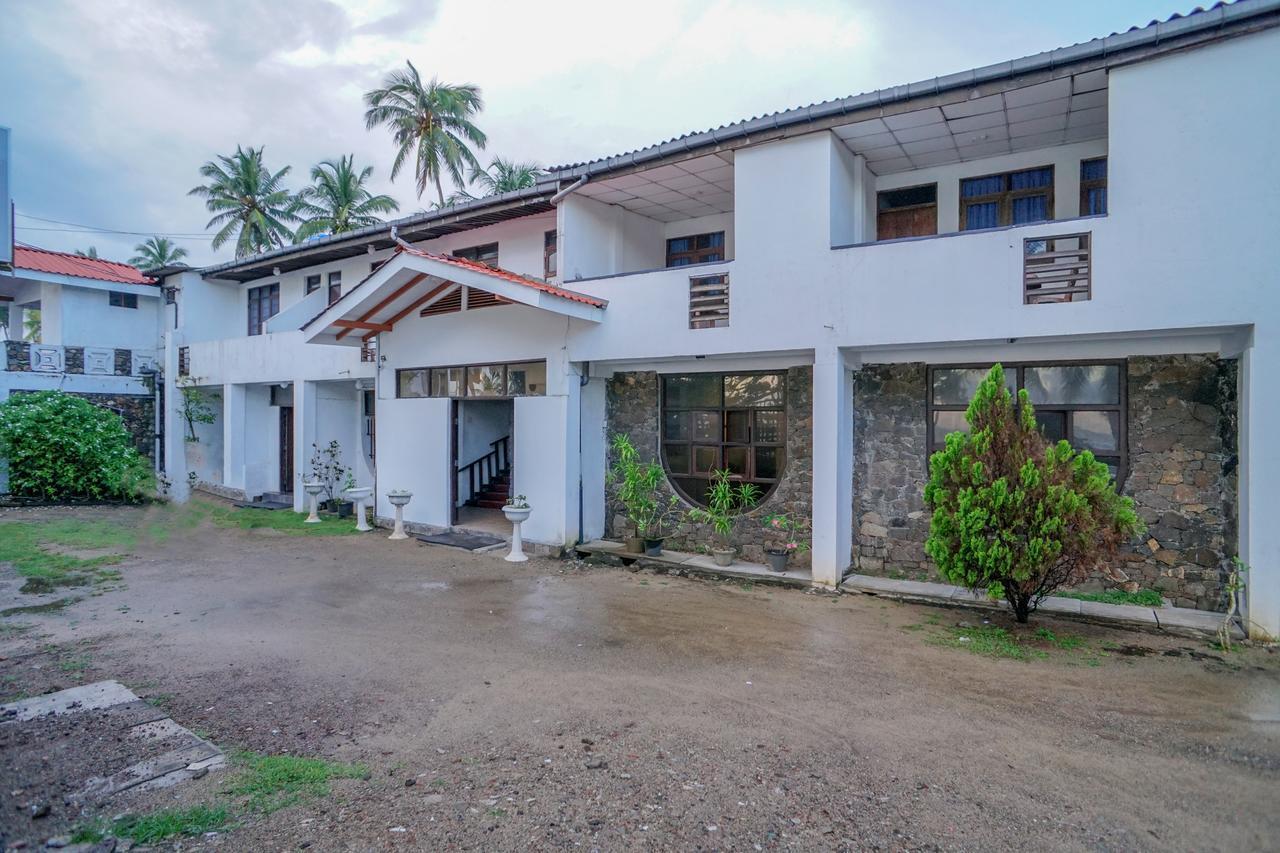 Oyo 384 Dilena Beach Resort Unawatuna Exterior foto